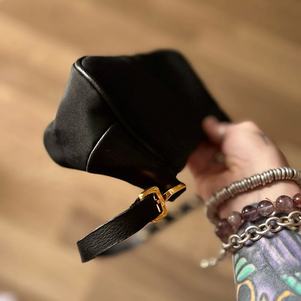 XOXO New York Elegant Black Shoulder Bag - Picture 7 of 10